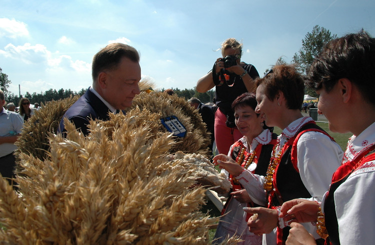 Poczęstunek chlebem dożynkowym przez marszałka województwa mazowieckiego, pana Adama Struzika