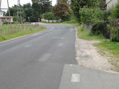 Niedokończone pobocze w Obierwi