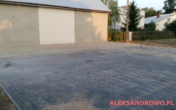 Kostka na placu wiejskim 11.08.217
