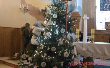 Ubieranie choinek oraz żłobka w kościele w Obierwi 21.12.2016