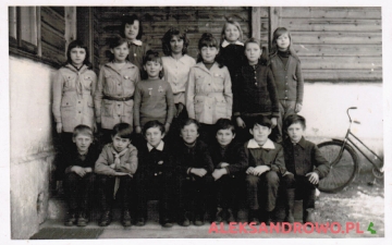 Zdjęcie klasowe (kl. IV) rocznika 1963